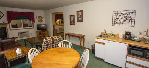Suite with Queen bed and sofa sleeper, kitchenette, fireplace and whirlpool tub
